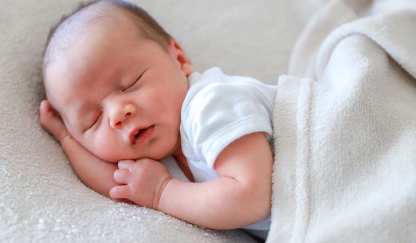 Chữa giật mình ở trẻ sơ sinh cho trẻ ngủ ngon hơn