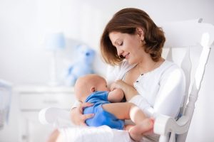 Cho bé bú thường xuyên và đúng tư thế là cách giúp kích thích sữa về nhanh
