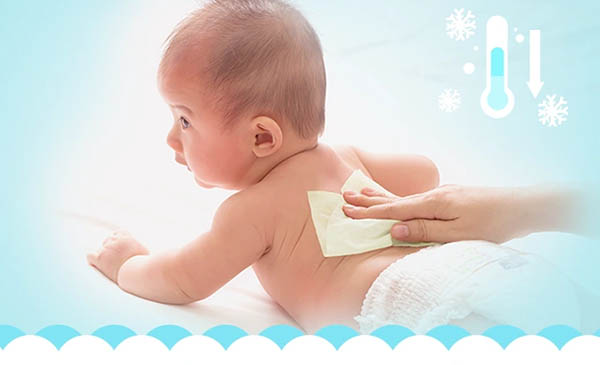 Dùng khăn ấm lau người là một cách hạ sốt dân gian cực kỳ đơn giản nhưng vô cùng hiệu quả
