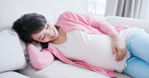 Khi mang thai mẹ bầu nên tránh đến gần người vía nặng