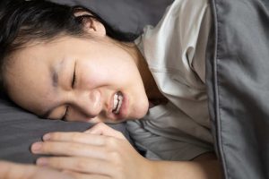 Nghiến răng khi ngủ có thể do nhiều nguyên nhân khác nhau