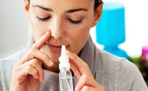 Rửa mũi bằng nước muối sinh lý là cách trị viêm xoang mũi dễ làm, an toàn