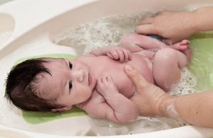 Tắm nước lá là một trong những mẹo dân gian giúp trẻ ngủ sâu giấc được nhiều gia đình áp dụng