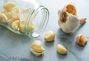 Tỏi có tính kháng khuẩn mạnh, hạn chế nhiễm trùng nên có thể dùng để chữa u bã đậu