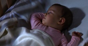 Treo của tỏi hoặc cành dâu tằm gần giường để trẻ không giật mình