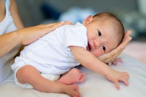 Vỗ ợ hơi cho bé là mẹo dân gian chữa sôi bụng ở trẻ sơ sinh hiệu quả