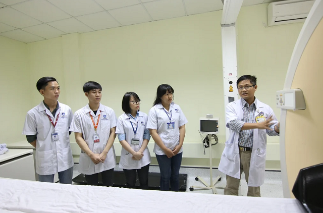 Sinh viên ngành Y chủ động quan sát, học hỏi trong quá trình thực tập